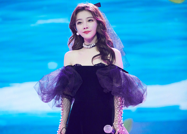 从网络主播转型为专业歌手，冯提莫靠的到底是什么？