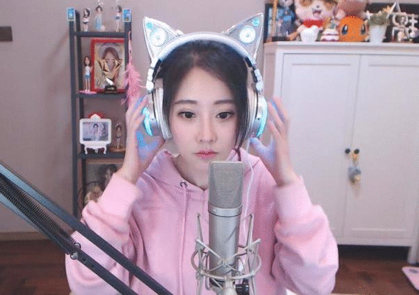 从网络主播转型为专业歌手，冯提莫靠的到底是什么？