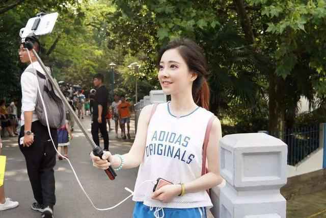 从网络主播转型为专业歌手，冯提莫靠的到底是什么？