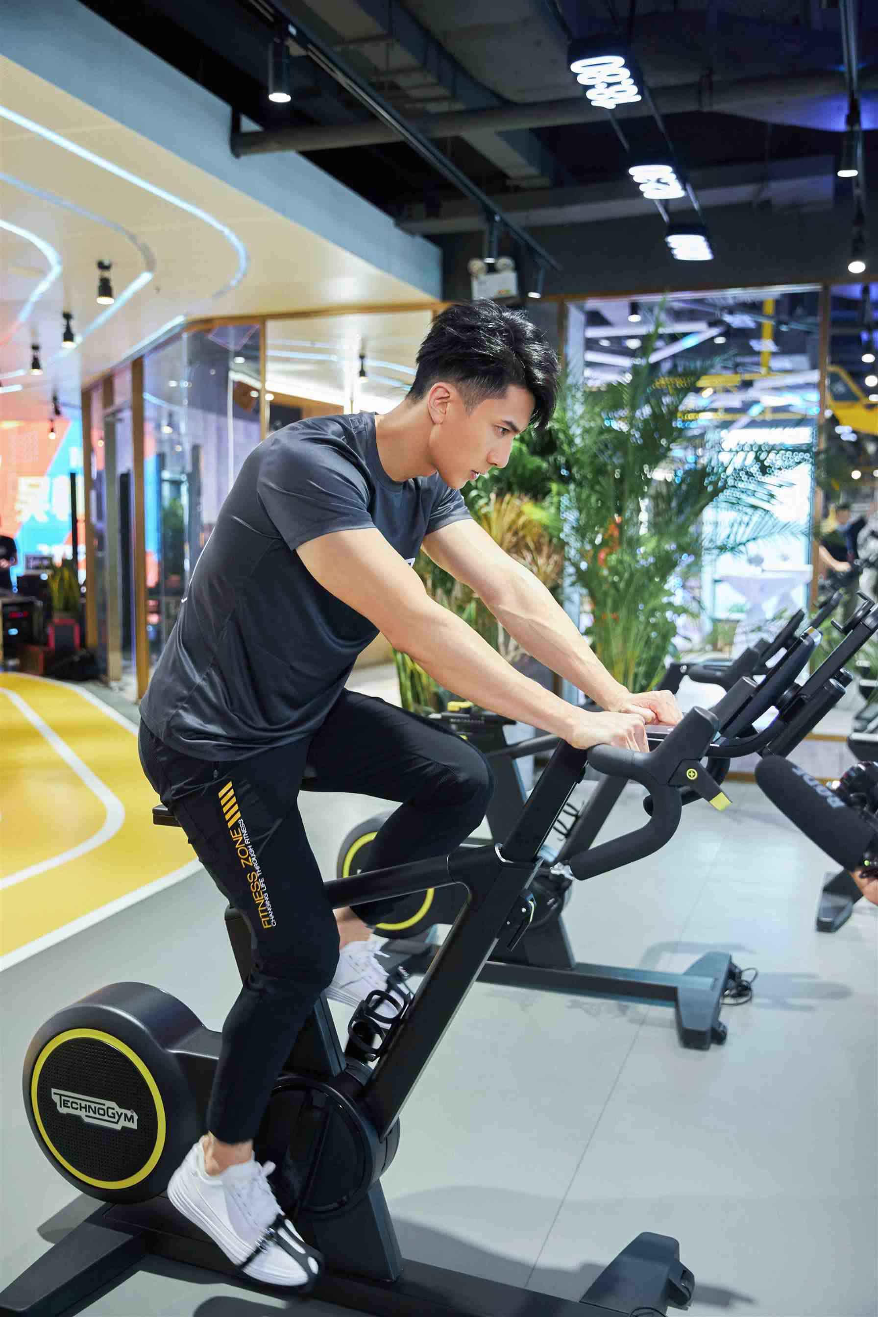 飞纵健身创始人吴尊现身深圳为开业助力 现场分享健康生活