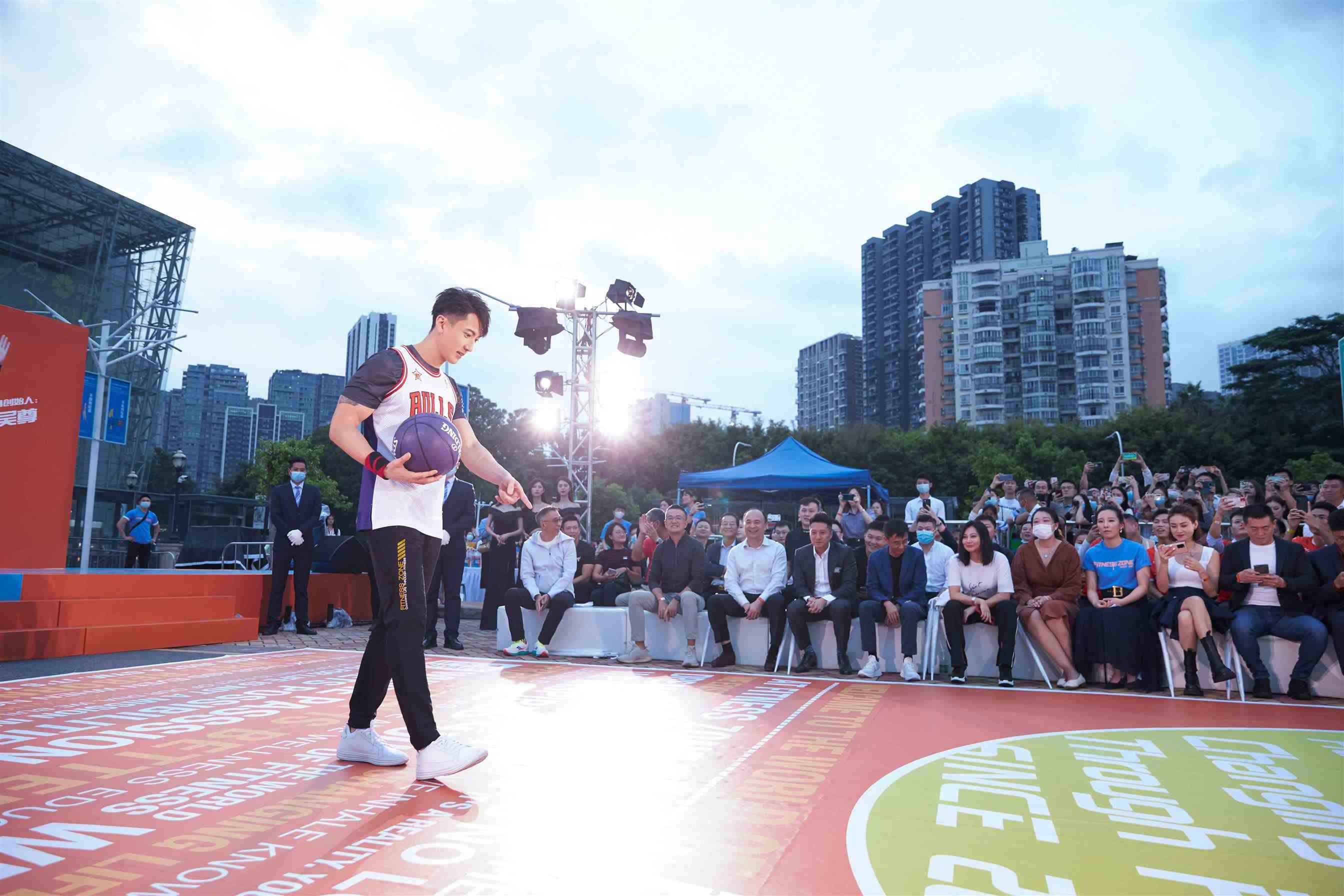 飞纵健身创始人吴尊现身深圳为开业助力 现场分享健康生活