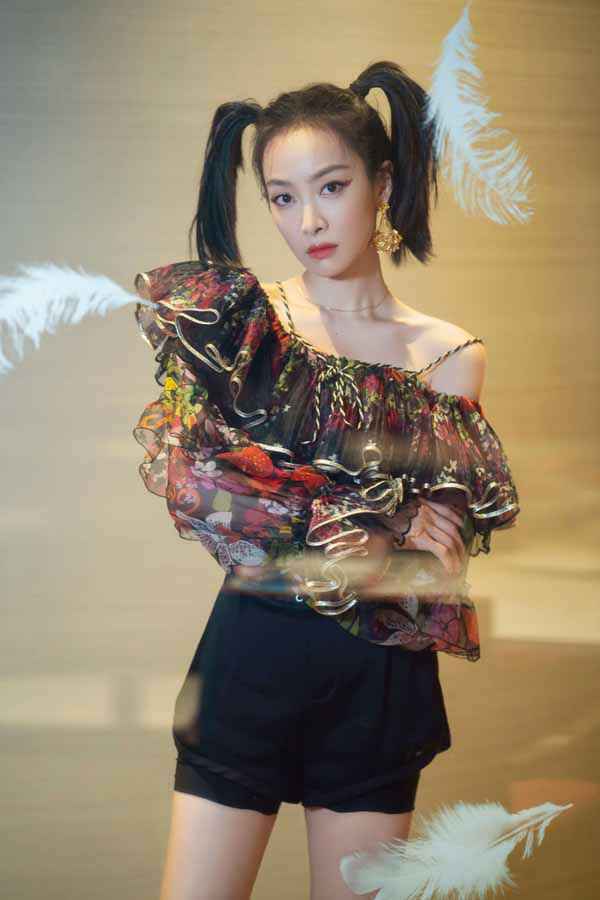 宋茜湖南卫视双11晚会嗨唱青岛Rap 双马尾亮相反转魅力爆棚