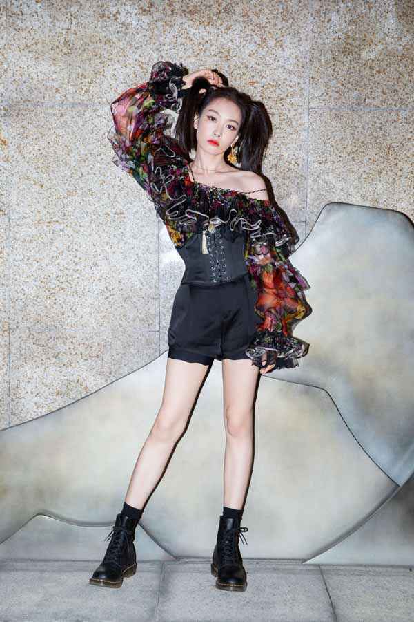 宋茜湖南卫视双11晚会嗨唱青岛Rap 双马尾亮相反转魅力爆棚