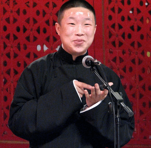 烧饼同妻子晒合照,爸妈一同出镜,爷孙三人宛若模子刻的,太像了