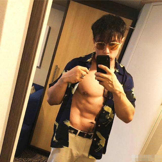 烧饼同妻子晒合照,爸妈一同出镜,爷孙三人宛若模子刻的,太像了