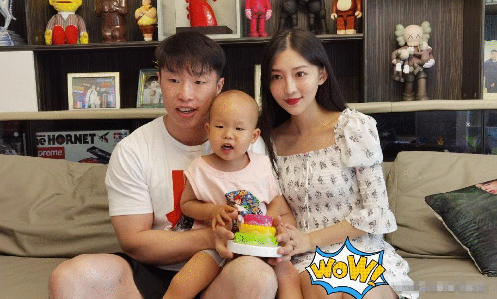 烧饼同妻子晒合照,爸妈一同出镜,爷孙三人宛若模子刻的,太像了