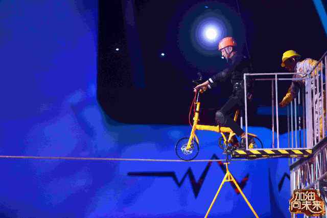 太拼！主持人亲试30秒汽车水下密闭空间逃生