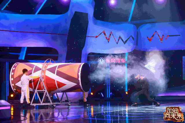 太拼！主持人亲试30秒汽车水下密闭空间逃生