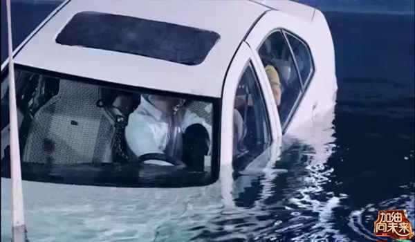 太拼！主持人亲试30秒汽车水下密闭空间逃生