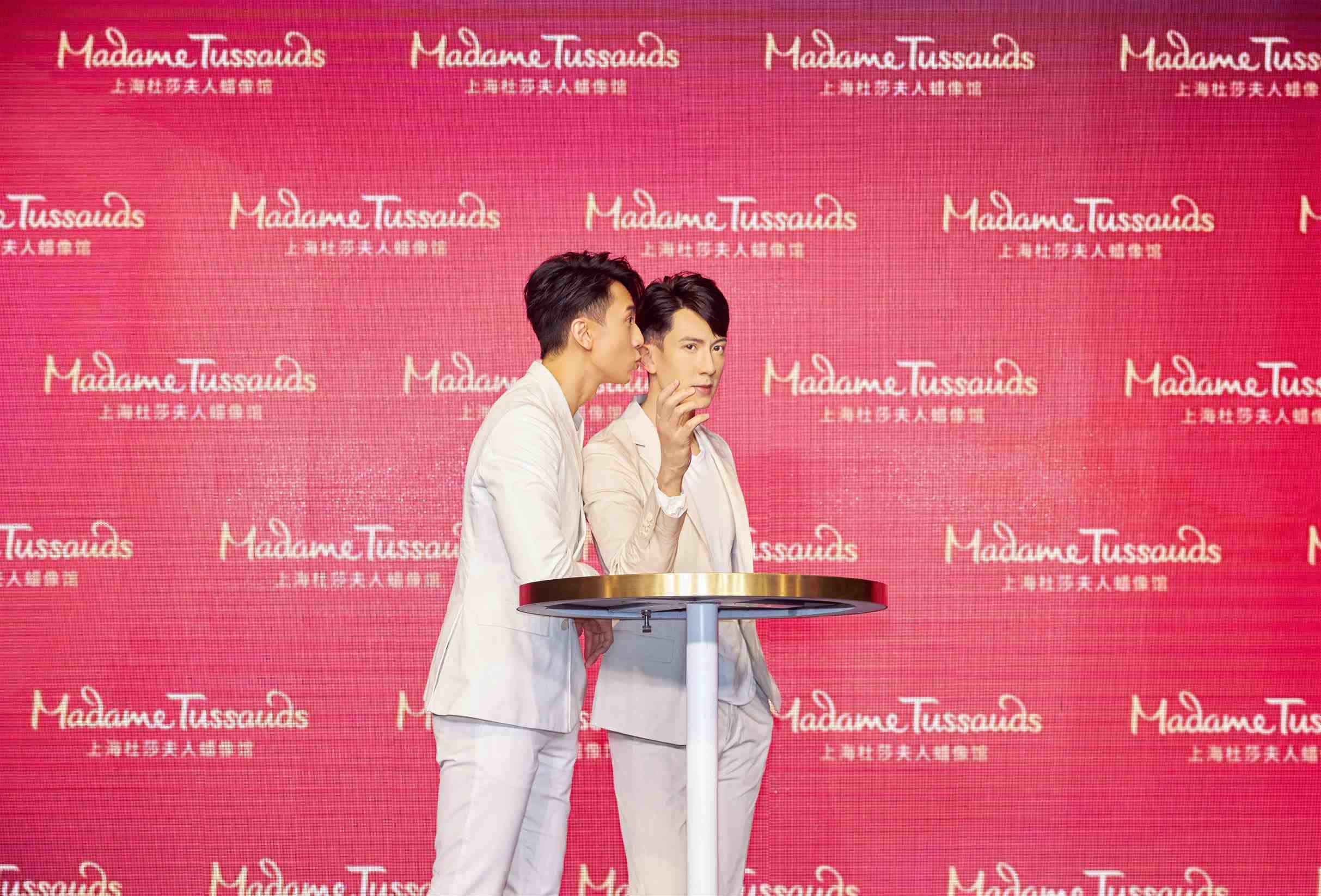 吴尊蜡像入驻上海杜莎夫人蜡像馆 与粉丝互动大秀好身材