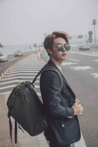 曹骏上合电影节演唱闭幕曲 《我们》铿锵有力传递正能量