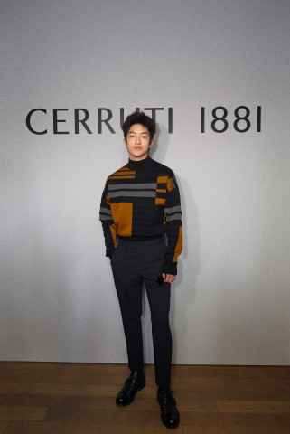 曹骏上合电影节演唱闭幕曲 《我们》铿锵有力传递正能量