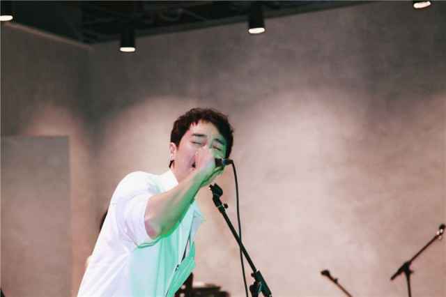 王野“肆意”专场生日夜开唱 现场泪点笑点满满