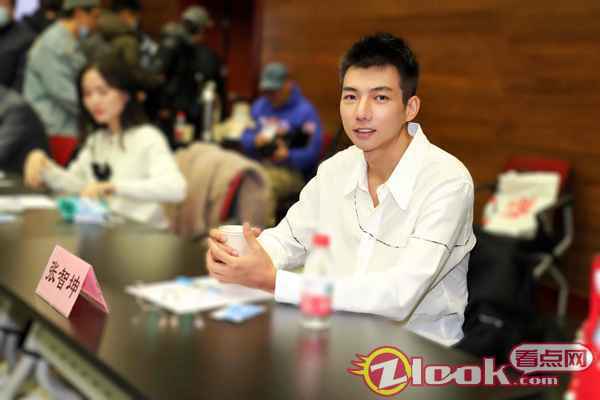 张智坤亮相电影《抢花炮》首映礼 现场分享拍摄趣事