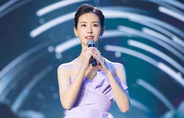 陈都灵中国网络电影节化身“凡尔赛公主” 飘逸长裙演绎别样温柔