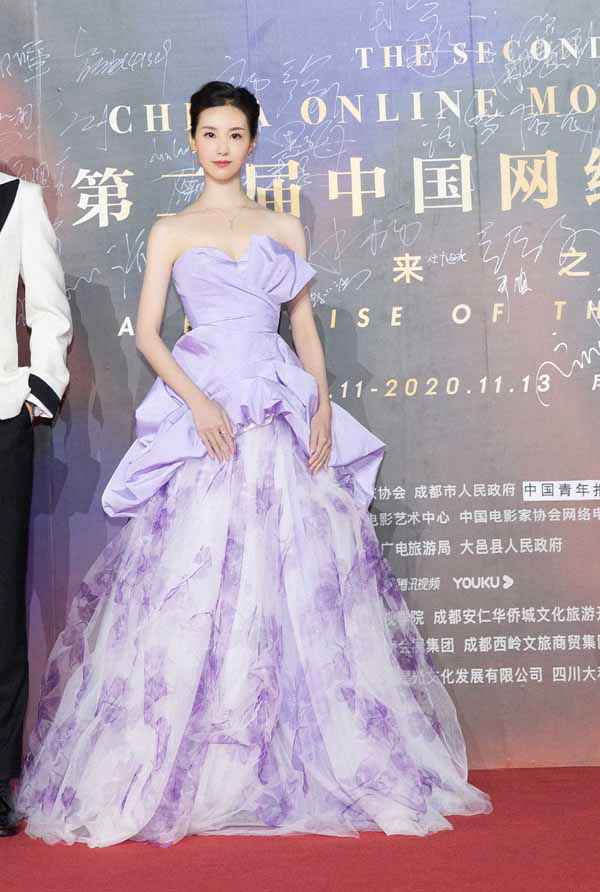 陈都灵中国网络电影节化身“凡尔赛公主” 飘逸长裙演绎别样温柔