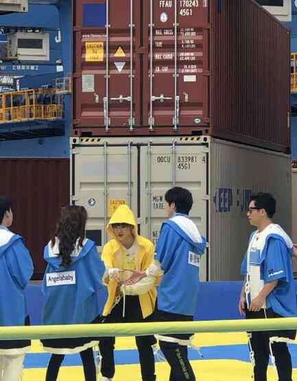 《奔跑吧》路透曝光 周震南何洛洛陈立农身穿拳击风衣亮相