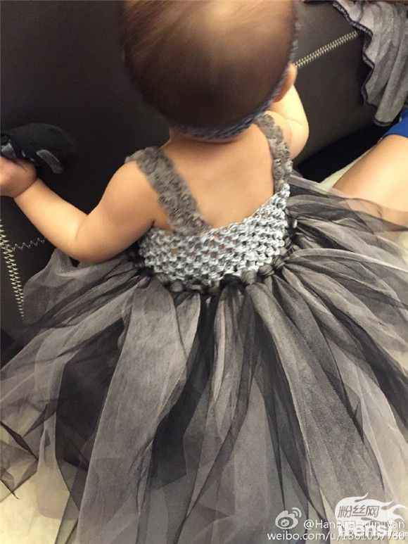 昆凌亲手为女儿缝公主裙 小周周露背影