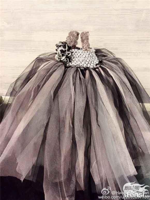 昆凌亲手为女儿缝公主裙 小周周露背影