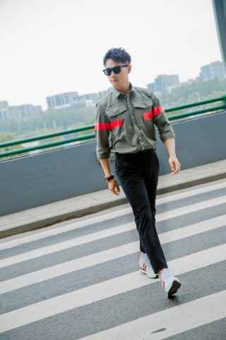 陶喆新加坡演唱会重现经典 现场遭遇粉丝“熊抱”