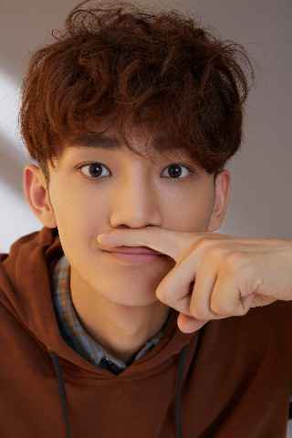 王菊出道后首部MV作品，一人分饰两角