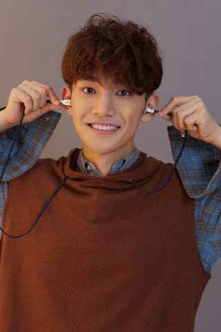 王菊出道后首部MV作品，一人分饰两角