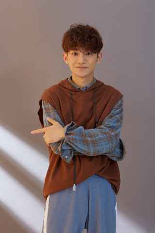 王菊出道后首部MV作品，一人分饰两角