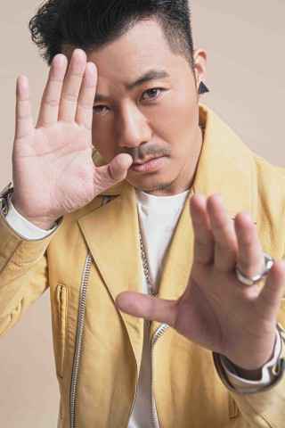 东于哲《黑白说》MV首播 30个小时无眠呈现好作品