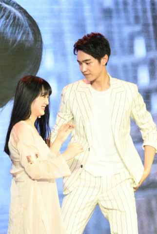 严禹豪一人分饰两角直呼过瘾 《炮灰攻略》展百分之二百帅气