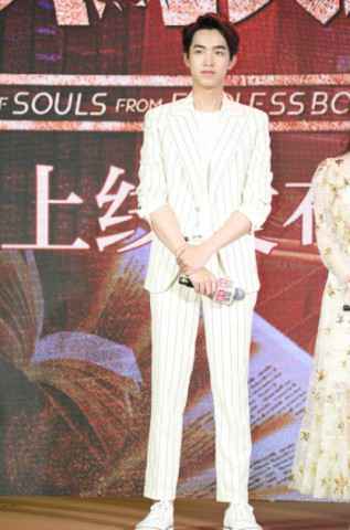 严禹豪一人分饰两角直呼过瘾 《炮灰攻略》展百分之二百帅气