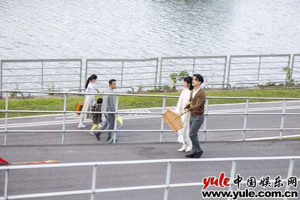 影帝张孝全影后林依晨相隔多年再度“重逢” 动人出演刘若英《各自安好》MV