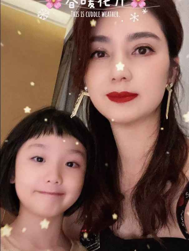 暗示离婚?洪欣晒与儿女合照秀幸福,喊话一家人一起却独缺张丹峰