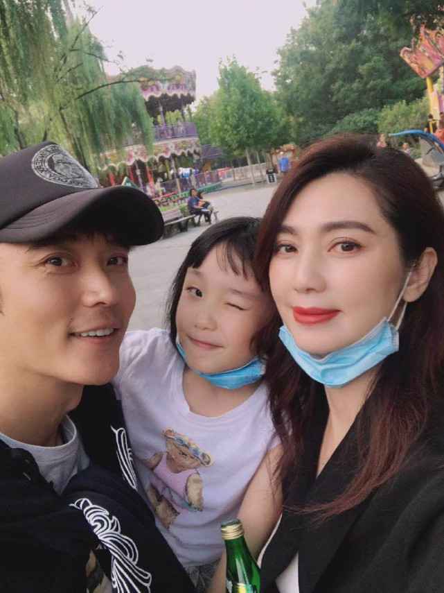 暗示离婚?洪欣晒与儿女合照秀幸福,喊话一家人一起却独缺张丹峰