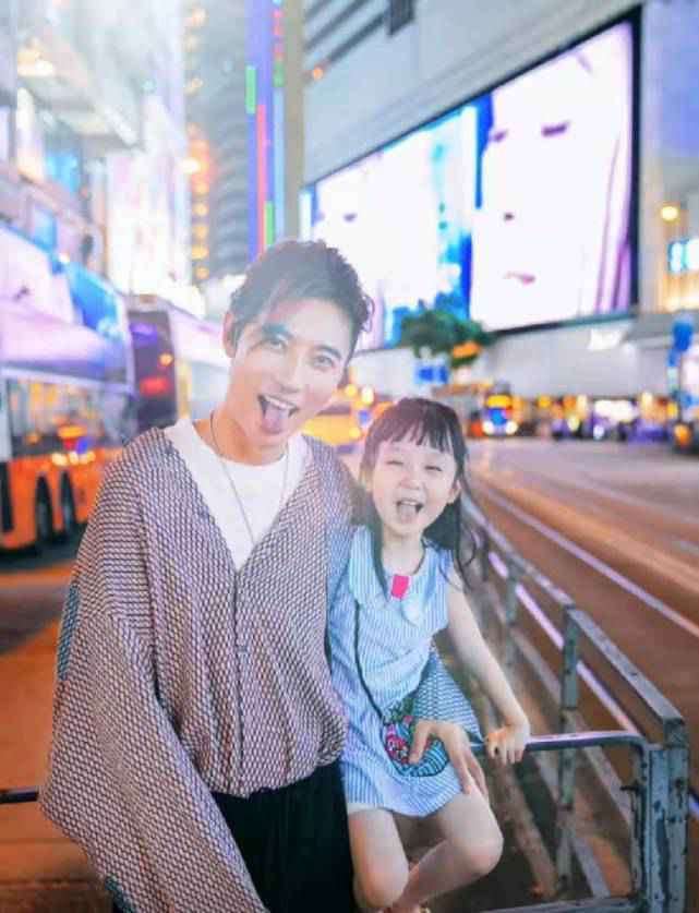 暗示离婚?洪欣晒与儿女合照秀幸福,喊话一家人一起却独缺张丹峰