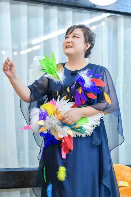 《青春环游记2》贾玲深夜K歌完成任务 为赢锦囊现场飙高音