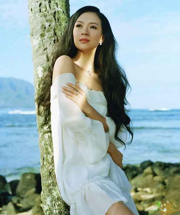 章子怡“演员收官战”惊艳全场，紧身衣+短裤减龄，尽显骨感