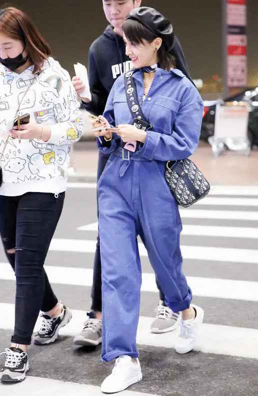 章子怡“演员收官战”惊艳全场，紧身衣+短裤减龄，尽显骨感