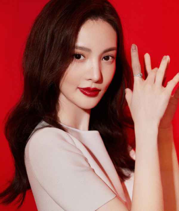 真正有气质的女人，一件简约版连衣裙减龄又精致，看金晨就知道了