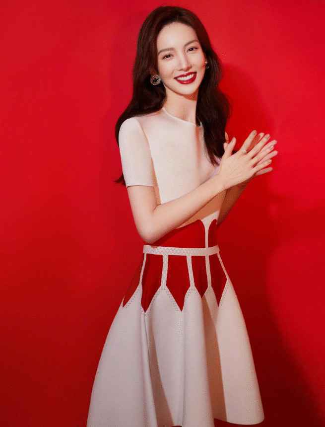 真正有气质的女人，一件简约版连衣裙减龄又精致，看金晨就知道了