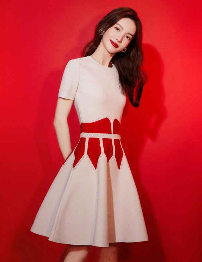 真正有气质的女人，一件简约版连衣裙减龄又精致，看金晨就知道了