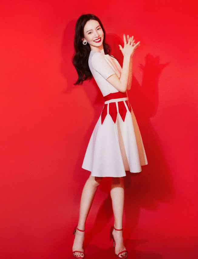 真正有气质的女人，一件简约版连衣裙减龄又精致，看金晨就知道了