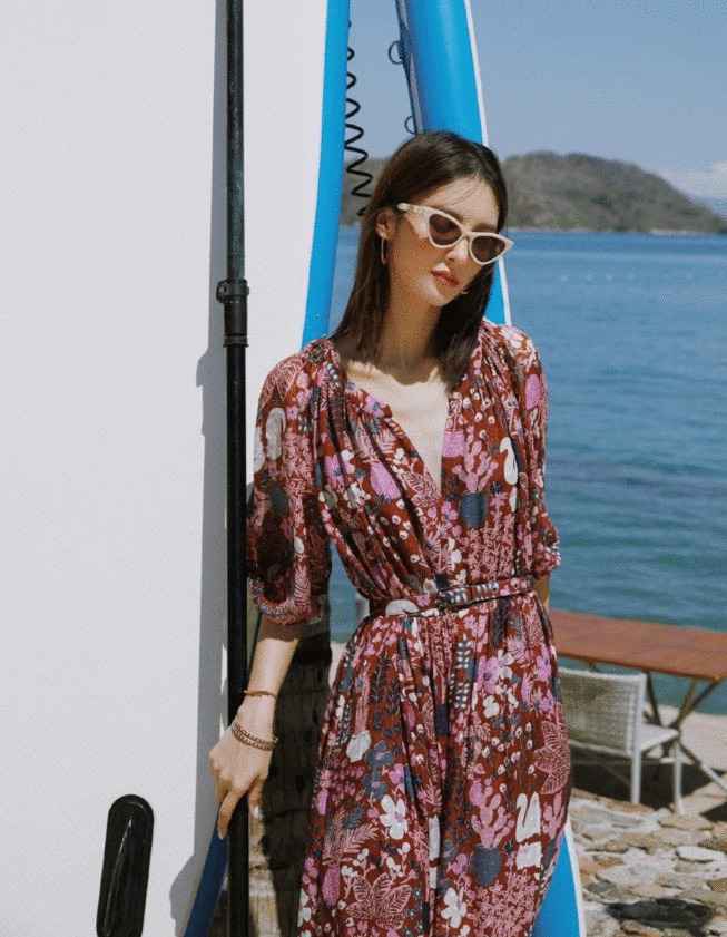 真正有气质的女人，一件简约版连衣裙减龄又精致，看金晨就知道了