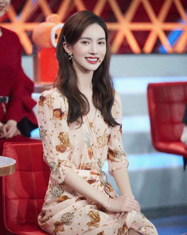 真正有气质的女人，一件简约版连衣裙减龄又精致，看金晨就知道了