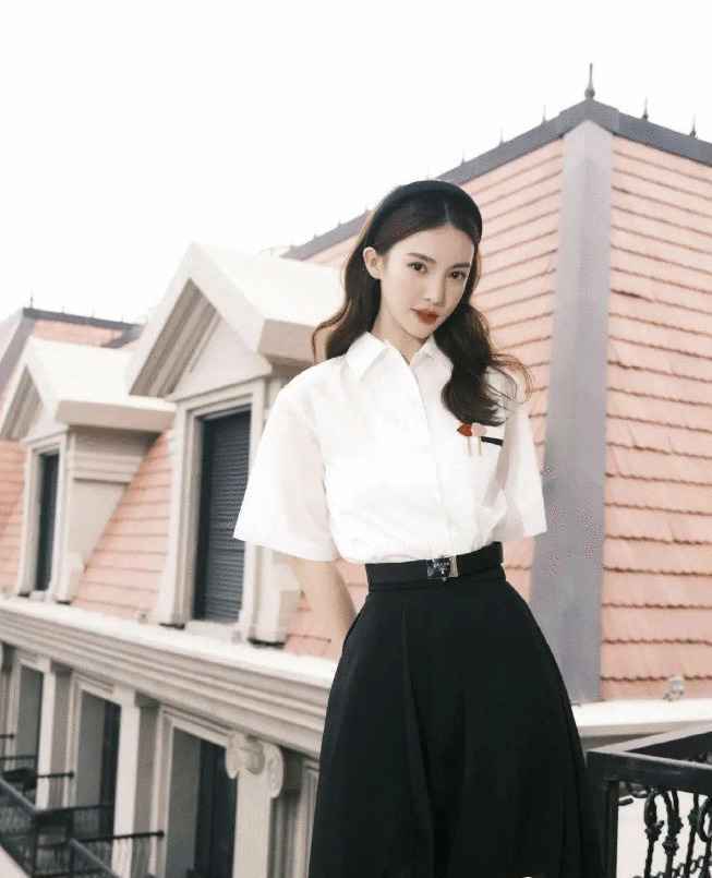 真正有气质的女人，一件简约版连衣裙减龄又精致，看金晨就知道了