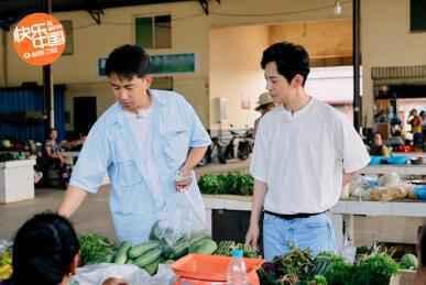 《向往4》黄磊郑钧老狼忆往昔 张子枫欧阳娜娜合唱歌