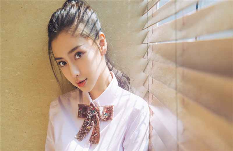 Angelababy新综艺好评不断，扮演蜡像遭网友调侃，被称演技巅峰