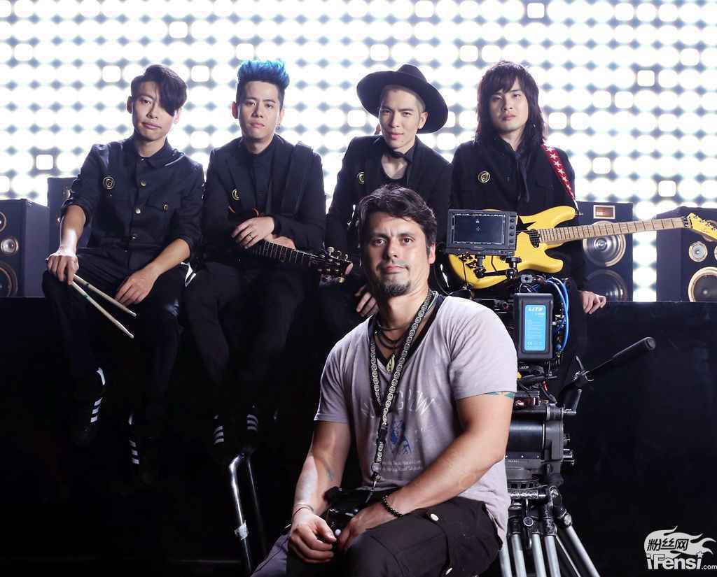 萧敬腾创纪录亲自谱十首曲九首词