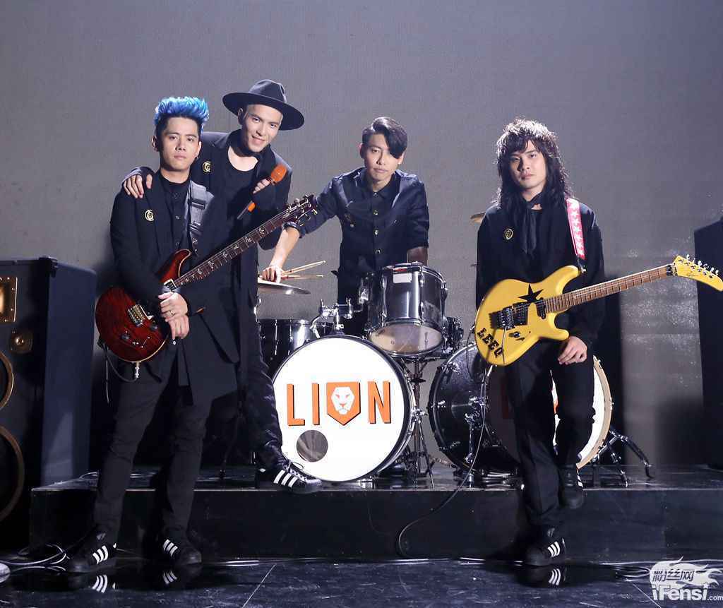 萧敬腾创纪录亲自谱十首曲九首词