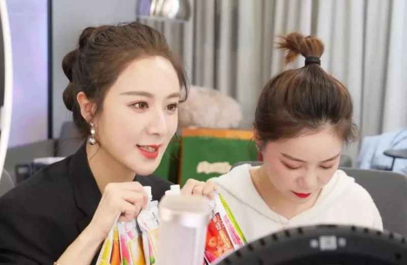 薇娅去《向往的生活》直播，何老师等人变成小助理，网友：羡慕