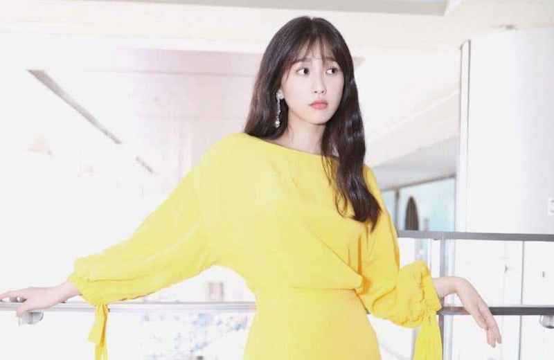 虞书欣吃黄瓜看众人吃火锅，可怜巴巴只能蘸着火锅底料解解馋